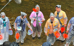 下雨溪流抓蝦闖關！王仁甫狼狽喊：我覺得非常不妙