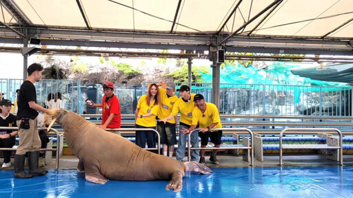 王子戴金髮扮美人魚 超高顏質酷似日本第一男公關羅蘭