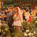 小野馬結婚也要秀美腿 泫雅短裙婚紗配紅鞋甜嫁龍俊亨