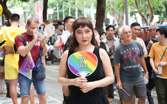 何超儀首次參加台灣同志遊行 力挺LGBTQ同框9位猛男KOL