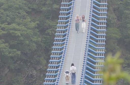 宇宙少女走吊橋發出海豚音 同台幻藍小熊遊韓國