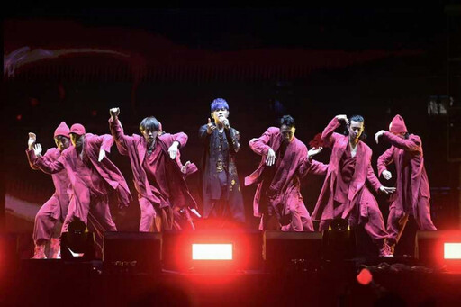 搶無周杰倫演唱會 歌迷自製特大版「下水道門票」自嘲：我是小丑