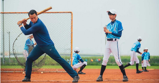 張孝全揮棒變身棒球教練 1打12當孩子王自認「蠻兇的」