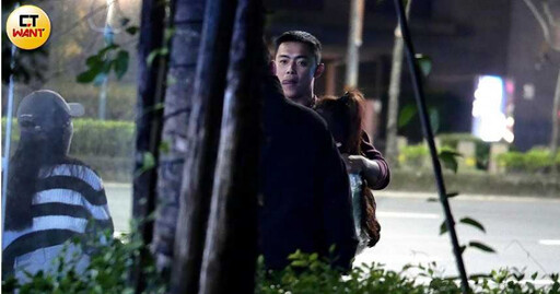 球場愛相隨1/富邦悍將球星申皓瑋緊摟女伴 友人面前甜蜜捏臉擁抱