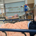 才爆財務危機開撕鳳梨！疲老闆健康亮紅燈 突PO病床照嚇壞粉絲