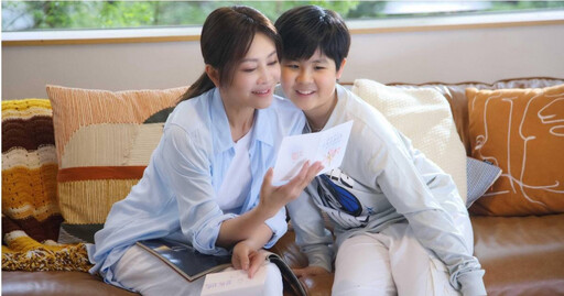 美魔女揪小鮮肉「打勾勾」 開心直呼:有滿滿的幸福感