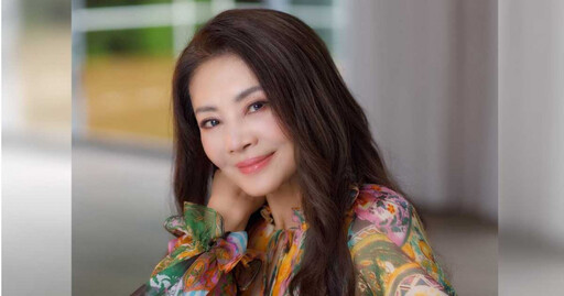 美魔女揪小鮮肉「打勾勾」 開心直呼:有滿滿的幸福感