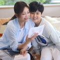 美魔女揪小鮮肉「打勾勾」 開心直呼：有滿滿的幸福感