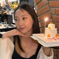 張菲辣媳「罕露事業線」歡慶32歲生日 網驚：老公讓你穿這樣出門？