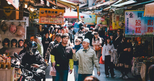 60歲邰智源突撲向地板 秀伏地挺身自豪喊:都不會喘