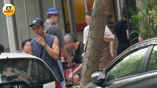 娛樂報報/野生阮經天揪友人現身咖啡廳 秀健壯手臂跟招牌電眼