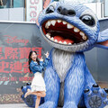 超萌4米「史迪奇」雕像空降台北 百萬YouTuber金針菇當20年鐵粉：看到就想姊姊