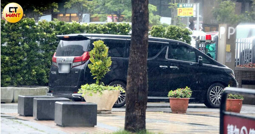 舊情綿綿1/才否認復合⋯GINO貼心幫忙夏宇禾 開車進入女方住處