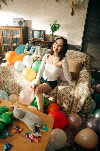 Kimberley一天拍8支MV 笑稱「腦袋快打結」