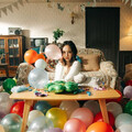 Kimberley一天拍8支MV 笑稱「腦袋快打結」