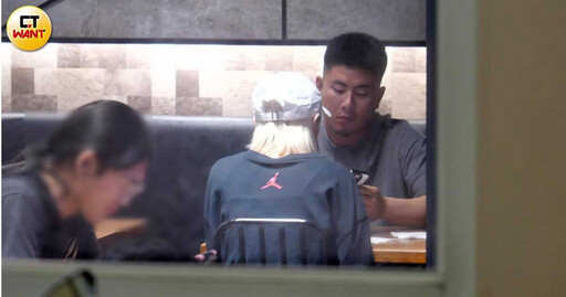 愛的捕手1/樂天女孩卉妮跨隊約會富邦魏全 大街上愛的小手偷襲翹臀