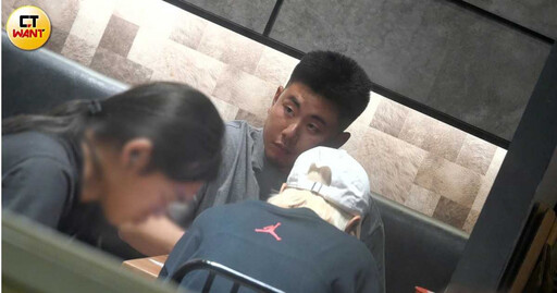 愛的捕手1/樂天女孩卉妮跨隊約會富邦魏全 大街上愛的小手偷襲翹臀