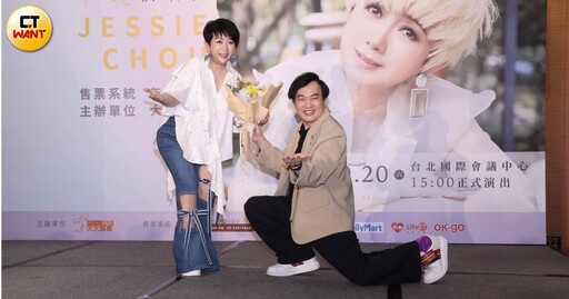 康康單膝下跪玉女歌手 開心大呼:我重生了