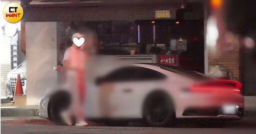 甩小三罵名2/「法拉利男」換開保時捷載美人 艾融陪玩賽車靠滑手機解悶