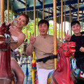 小禎胡釋安與胡瓜同遊遊樂園 體驗賽車帶安全帽被笑「像小偷」