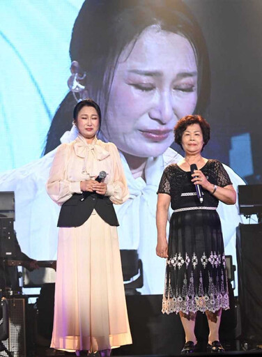 王瑞霞出道35年首次舉辦個人演唱會 與媽媽登台合唱感動全場