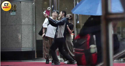 雨中浪漫情1/男友貼心撐「一支小雨傘」 張若凡被拍臀狂放閃