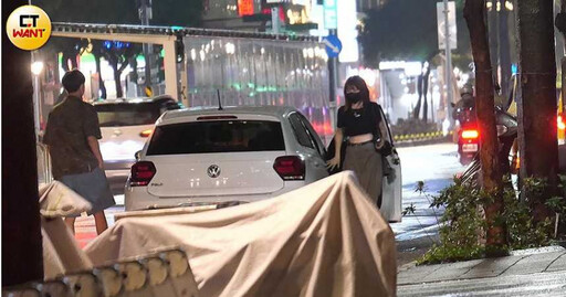 雨中浪漫情1/男友貼心撐「一支小雨傘」 張若凡被拍臀狂放閃