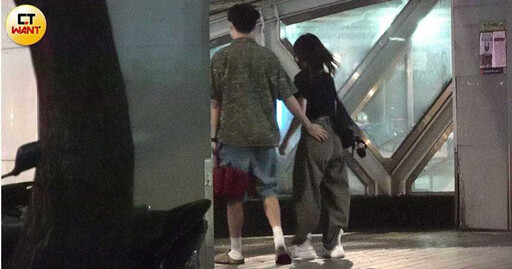 雨中浪漫情1/男友貼心撐「一支小雨傘」 張若凡被拍臀狂放閃