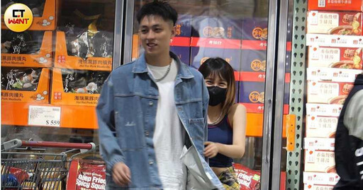 雨中浪漫情1/男友貼心撐「一支小雨傘」 張若凡被拍臀狂放閃