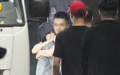 雨中浪漫情2／陳華友人面前大方激吻 阿璞穩交蔡黃汝10年仍像熱戀