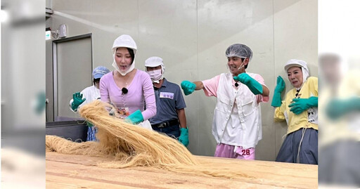 檸檬摔米粉洩憤「跟什麼跟」 籃籃傻眼:善待食物