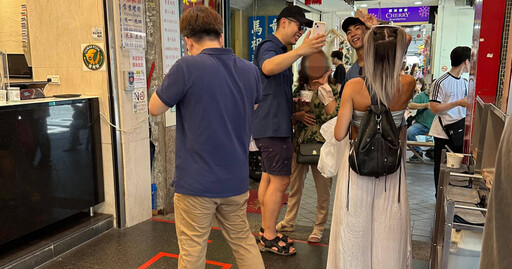 娛樂報報/百萬YTR「DoDo Men」Ian、Eric西門町合體!帶外國友人街邊吃麵線