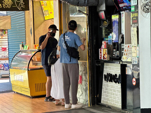 娛樂報報/百萬YTR「DoDo Men」Ian、Eric西門町合體!帶外國友人街邊吃麵線