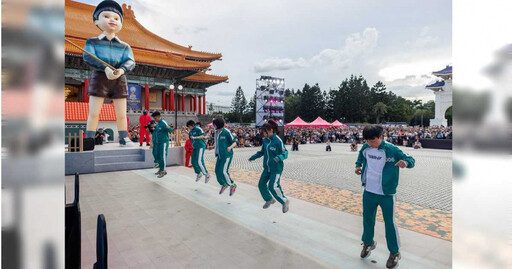 中正紀念堂變身《魷魚遊戲》會場 巨大英熙哲秀吸數萬粉絲朝聖