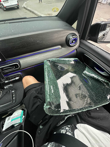 女星巴黎遇「黑衣人破窗搶包」！整片玻璃被敲毀 車內慘況曝光