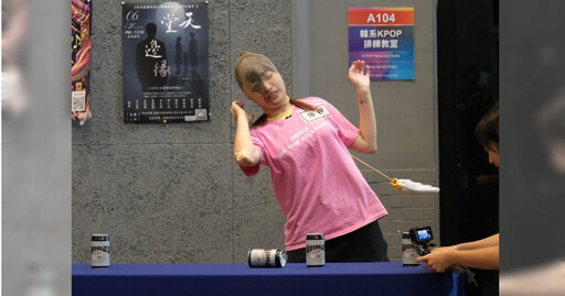 樂天女孩陳伊不計形象 絲襪套頭崩壞照曝光