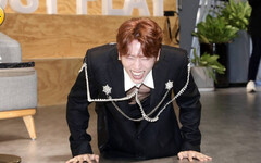 張東雨備戰服意外露點 突做伏地挺身自信INFINITE第一人