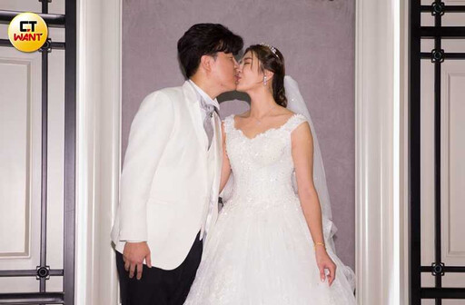 好孕藏不住1/主播鄭亦真甜牽老公夜奔婦產科 「肚皮隆起」洩孕味
