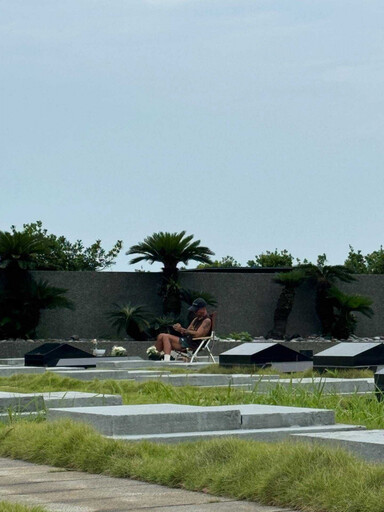 具俊曄獨坐大S墓園陪伴 網友直擊「哀傷身影」萬人全鼻酸