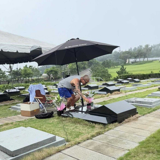 具俊曄守大S墓園陪伴 網友見「深情畫面」嘆:遇到這種男人值得了