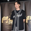 黃鐙輝《角頭》被20位AV女優全裸包圍 怕老婆看喊：想送她出國