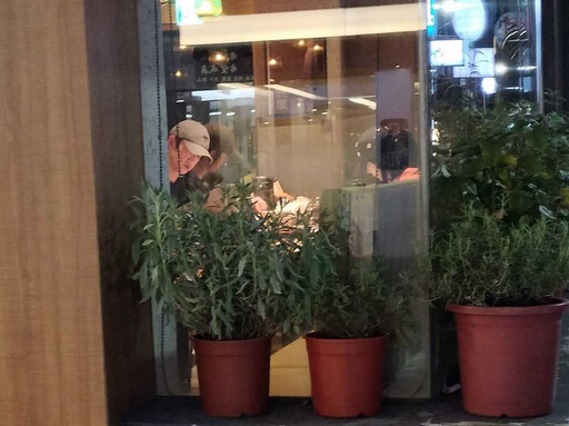 獨家/愛情長跑跨越7年之癢仍甜蜜 直擊吳慷仁與邵雨薇零遮掩滿街覓食