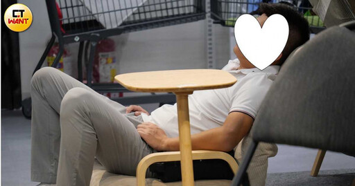 獨家/直擊楊晨熙攜女出席活動超賣力 老公一旁躺椅小瞇快速充電