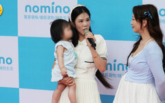 獨家/直擊楊晨熙攜女出席活動超賣力 老公一旁躺椅小瞇快速充電