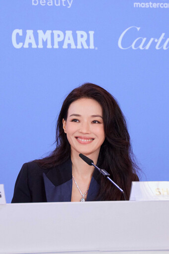 舒淇首執導筒《女孩》威尼斯首映 「15分鐘掌聲不斷」激動哭成一團