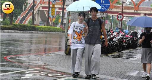 娛樂報報/交往週年不降溫!各務孝太牽宋宋穿情侶褲緊靠撐傘 雨中約會畫面曝光