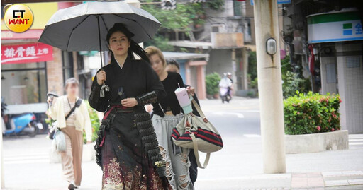 娛樂報報/韓瑜一身盔甲扮武將 頂烈日揮刀汗如雨下