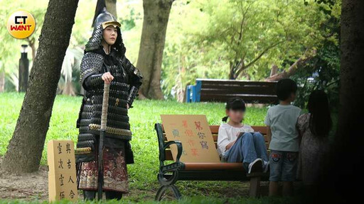 娛樂報報/韓瑜一身盔甲扮武將 頂烈日揮刀汗如雨下