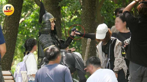 娛樂報報/韓瑜一身盔甲扮武將 頂烈日揮刀汗如雨下