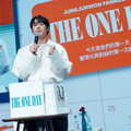 鄭準元換醫師袍為粉絲解惑 大方送《機智住院醫》劇本